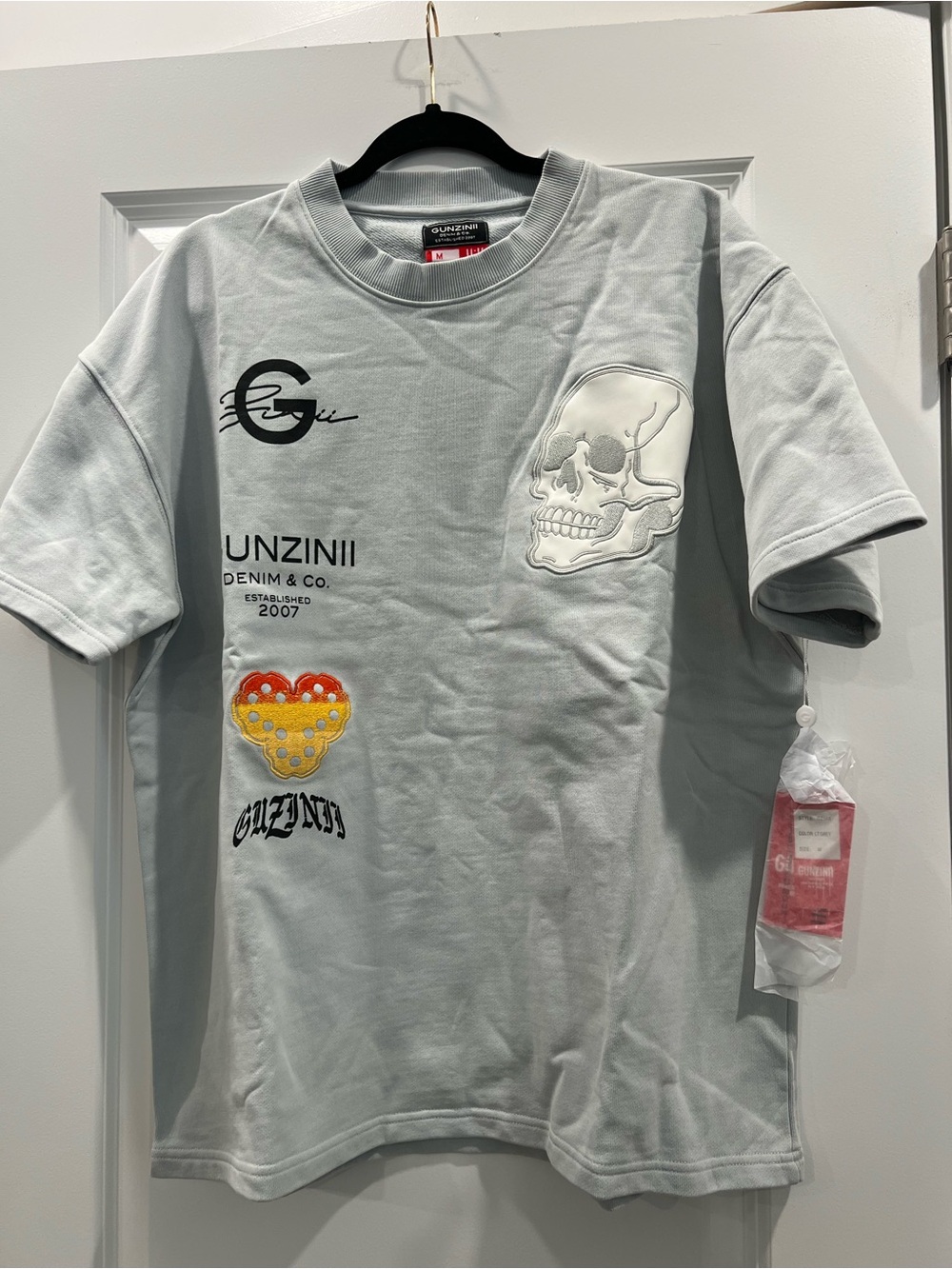 GUNZINII Men’s Light Gray Short Sleeve Graphic Tee with Skull Patch
